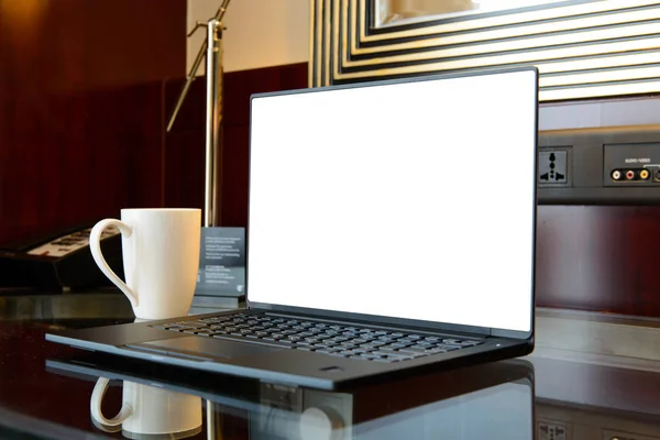 Laptop auf Hotelschreibtisch — Stockfoto