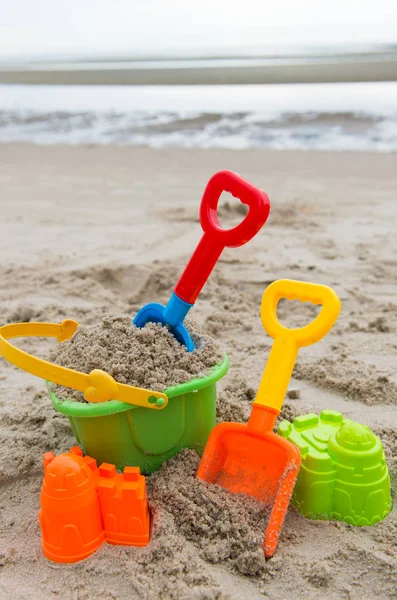 Giocattoli da spiaggia per il concetto di estate — Foto Stock