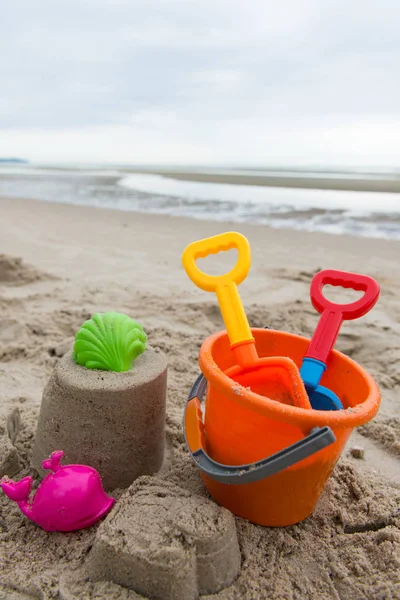 Пляжные игрушки для летней концепции — стоковое фото