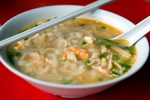 Sopa de fideos con arroz y pollo rallado — Foto de Stock