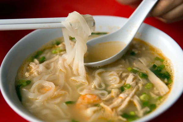 Sopa de fideos con arroz y pollo rallado — Foto de Stock