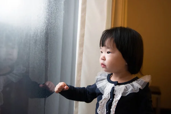 Asian toddler watching the snow — Stock Photo, Image