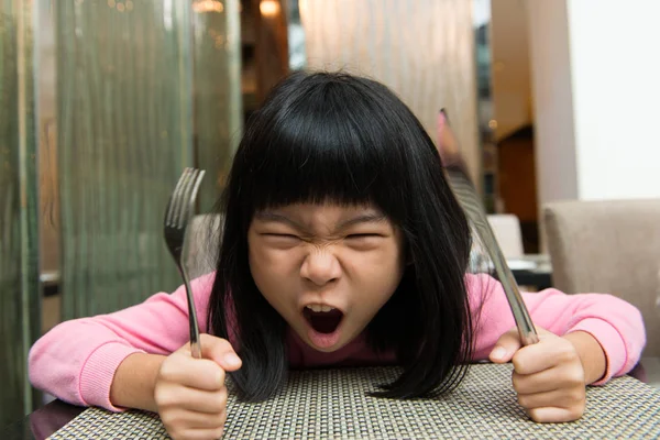 Menina com fome à espera de comida — Fotografia de Stock