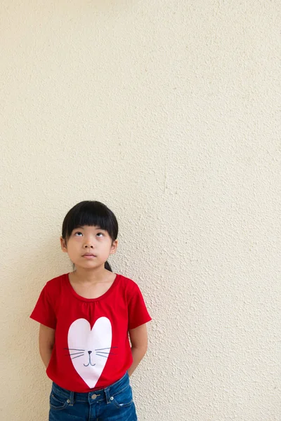 Küçük Asyalı kız düşünme — Stok fotoğraf