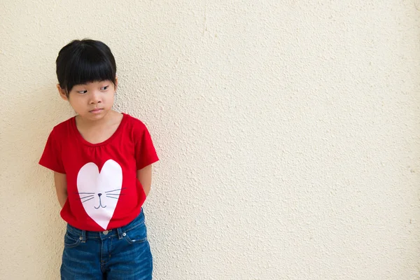 Pequeña chica asiática preguntando — Foto de Stock
