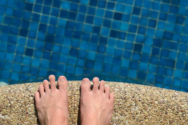 Mężczyzna nogi w basenie — Zdjęcie stockowe
