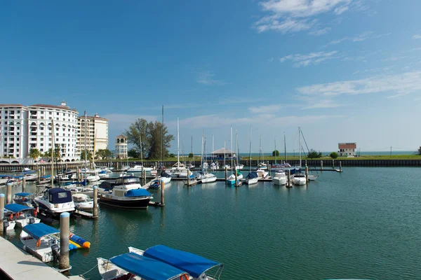 Yachten legen im Hafen an — Stockfoto