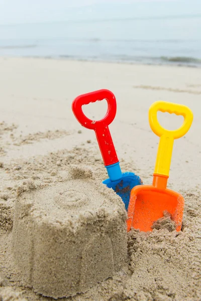 Песчаный замок на летнюю тематику — стоковое фото