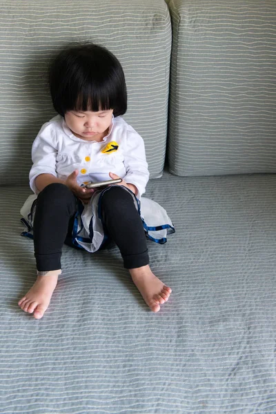 Child with smart phone — Stock Photo, Image