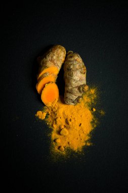 Zerdeçal kök ve zerdeçal tozu