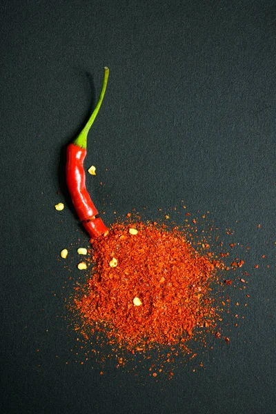 Red chili pepper and chili flakes — Stock Photo, Image