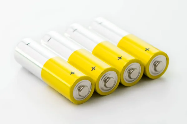 Gele alkaline batterijen — Stockfoto
