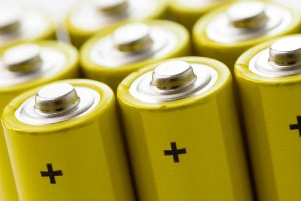 Желтые щелочные батареи — стоковое фото