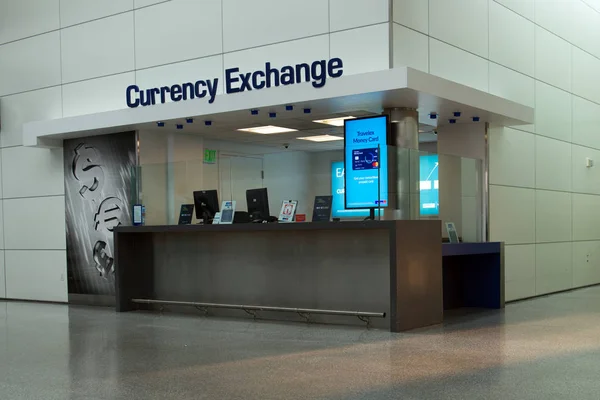 Valuta utbyte monter på flygplatsen — Stockfoto