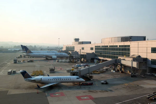 United Airlines vliegtuigen in San Francisco International airport — Stockfoto