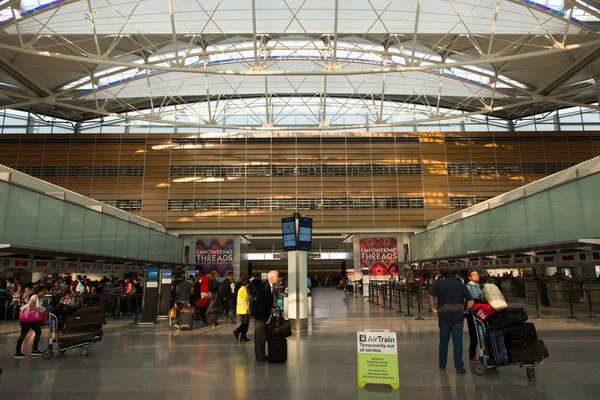 Стойки регистрации в международном аэропорту Сан-Франциско — стоковое фото