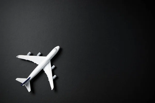 Samolot miniatura na białym tle — Zdjęcie stockowe