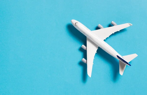Изолированный миниатюрный самолет — стоковое фото