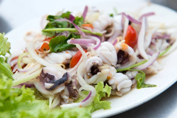 Salade de calmars de style thaïlandais — Photo