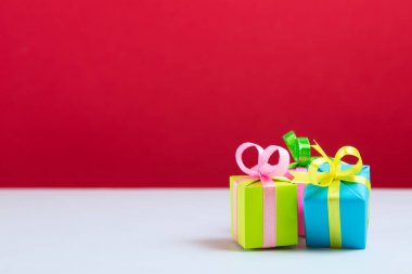 Renkli hediye kutuları