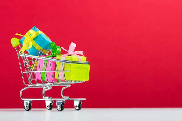 Carrito de compras con regalos —  Fotos de Stock