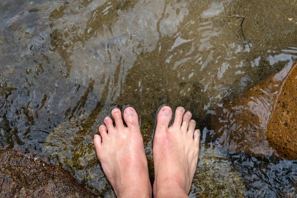 Fuß in Wasser einweichen — Stockfoto