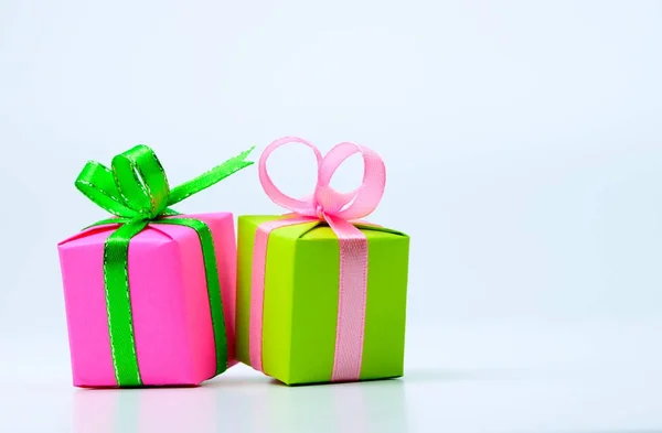 Scatole regalo rosa e verde — Foto Stock