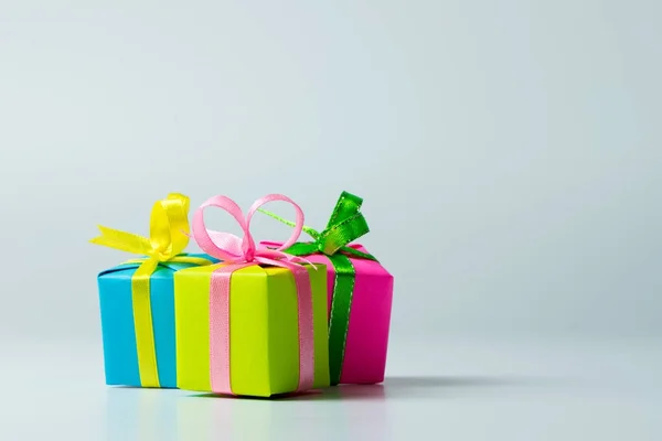 Çeşitli renk hediye kutuları — Stok fotoğraf