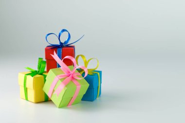 Çeşitli renk hediye kutuları