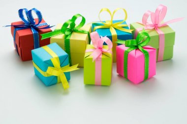 Çeşitli renk hediye kutuları