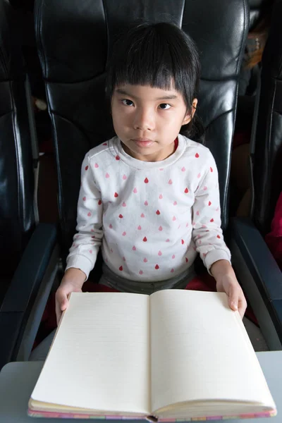 Libro de lectura de niños en un vuelo — Foto de Stock