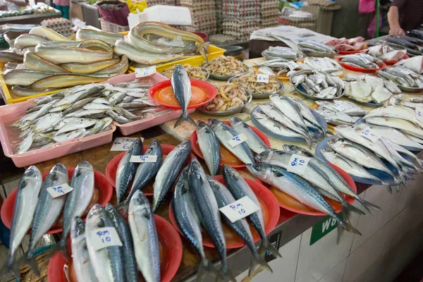 新鲜的鱼市场摊位 — 图库照片