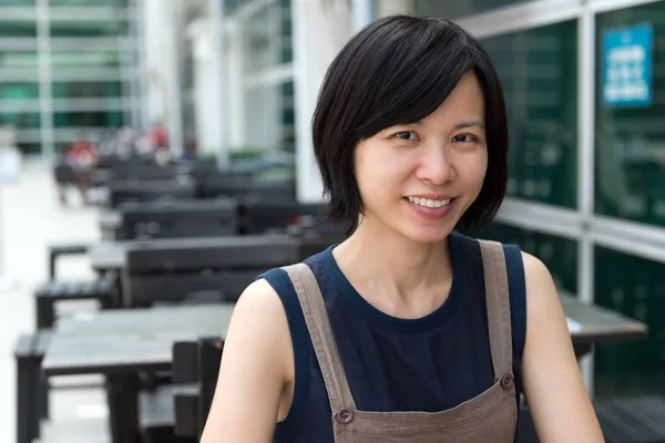 Junge asiatische Dame im Freien Café — Stockfoto