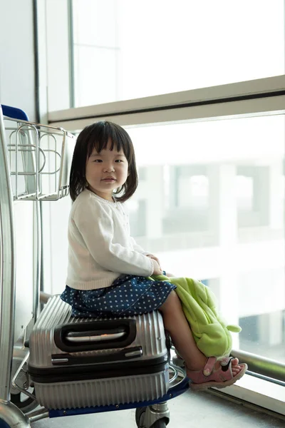 Maleństwo Azjatka z bagażu na lotnisku — Zdjęcie stockowe