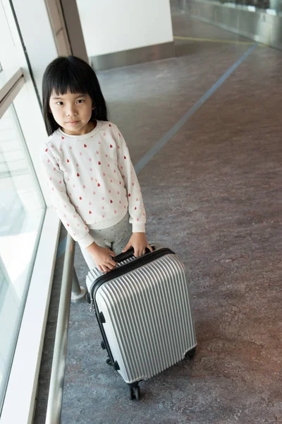 Anak Asia dengan koper di bandara. — Stok Foto
