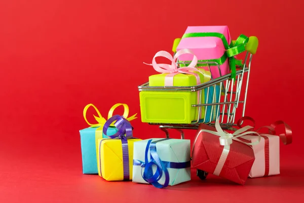 Carrito de compras con regalo —  Fotos de Stock