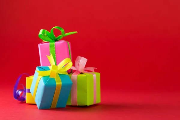 Variedad de cajas de regalo de color — Foto de Stock