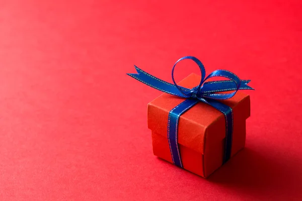 Caja de regalo roja — Foto de Stock