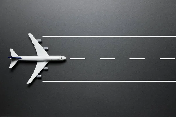 Модель самолета на взлетно-посадочной полосе — стоковое фото