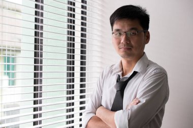 Asya iş adamı çapraz kol