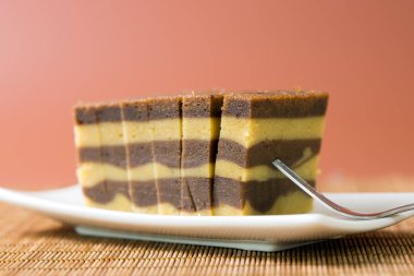 Çikolata veya kahve kat kek