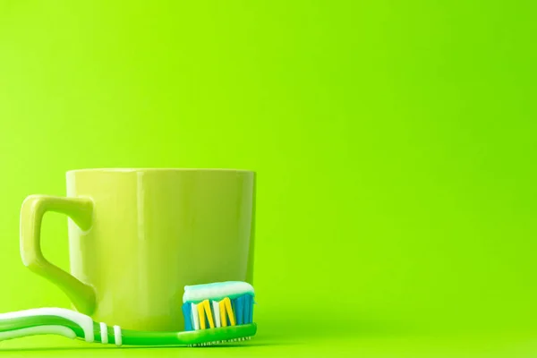 Diş fırçası Diş macunu ve yeşil kupa ile — Stok fotoğraf