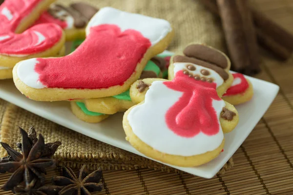 Biscoitos de Natal decorados com gelo real — Fotografia de Stock