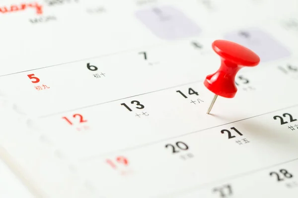 Pin de chincheta rojo en el calendario — Foto de Stock