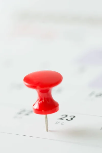 Pin de chincheta rojo en el calendario — Foto de Stock