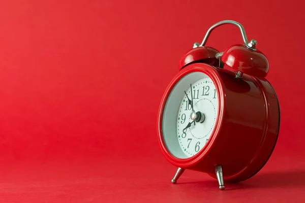 Reloj despertador clásico rojo aislado — Foto de Stock