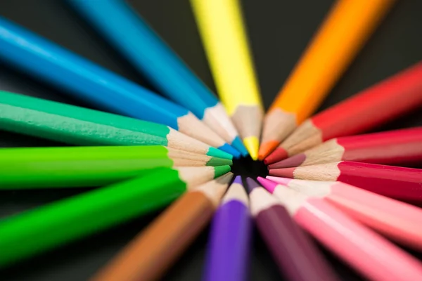 Lápis de cor dispostos em círculo — Fotografia de Stock