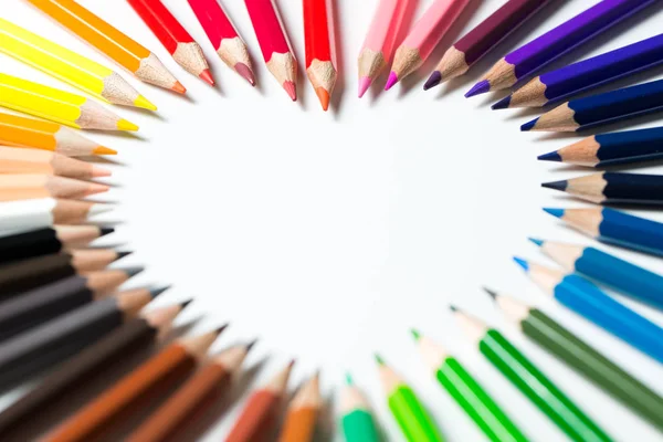 Кольорові олівці розташовані у формі серця — стокове фото