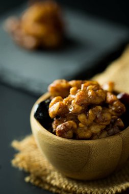 Karamel kuru yaban mersini ve kızılcık ile ceviz