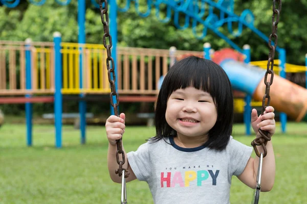 Azjatycki dziecko na huśtawce — Zdjęcie stockowe